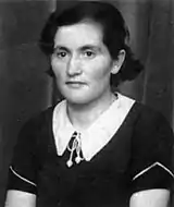 Photo noir et blanc d'une jeune femme en buste, brune