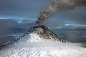 Le mont Augustine en éruption le 12 janvier 2006.