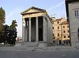Temple de Rome et Auguste à Pula
