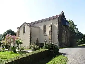 L’église et une croix vues depuis la D150.