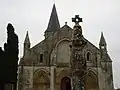 L'église et la croix hosannière.