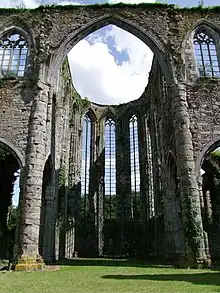 Chœur gothique mosan dans les ruines de l'abbaye d'Aulne.