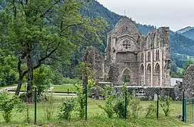 Vue partielle de la partie intérieure des ruines de l'abbaye.