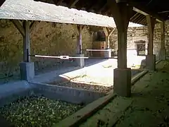 L'intérieur du lavoir.