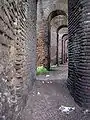 Sentier de garde sur la face interne du mur d'Aurélien, à la Porta Metronia.