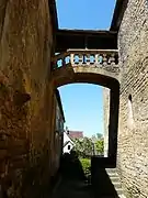 Le passage entre l'église et le presbytère.