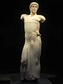 Représentation d'une statue de jeune homme dans un musée