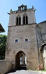 Le clocher-porche de l'église.