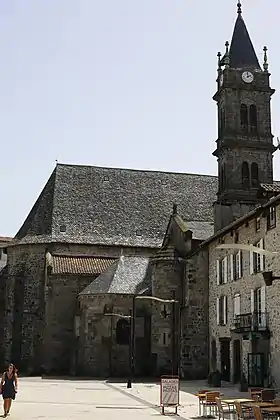 Clocher de l'église Notre-Dame-aux-Neiges d'Aurillac, vu depuis la place du Square.