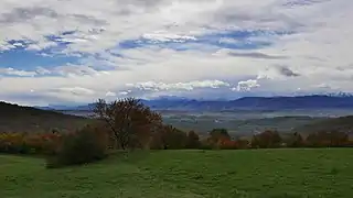 Ausseing, vue vers le sud sur les Petites Pyrénées. Au fond, les sommets enneigés des Pyrénées.