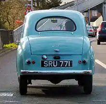 Austin A30 avec trafficateur déployé