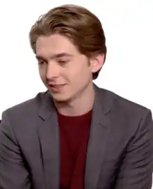 Austin Abrams interprète Ethan.