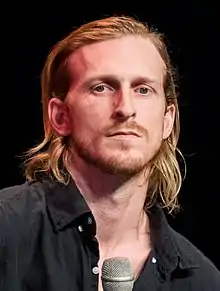 Austin Amelio interprète Dwight.