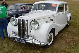 Berline 1949 vue à Knebworth en 2016.Les phares gigantesques masquent à quel point la voiture est énorme.