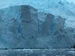 Cour dans la calotte glaciaire antarctique.