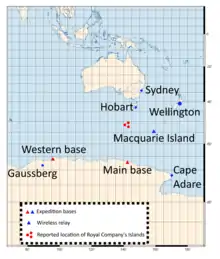 Carte montrant l'Australie et la zone de l'Antarctique au sud de celle-ci. Les endroits étiquetés en dehors de l'Antarctique sont Sydney, Wellington, Hobart et l'île Macquarie ; et d'est en ouest en Antarctique, Cap Adare, base principale, base ouest, le mont Gauss.