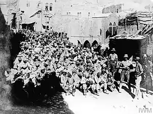 Soldats australiens et prisonniers de guerre ottomans à Salt, 1918.