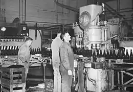 Chaîne d'embouteillage d'une brasserie australienne (1945).