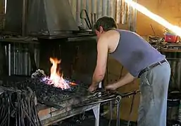 Forge artisanale en Australie (XXe siècle).