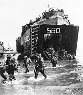 Photo noir et blanc montrant des soldats australiens débarquant d'un navire.