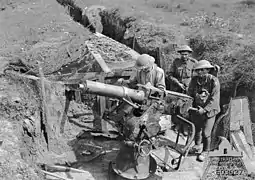 Soldats australiens inspectant des mitrailleuses allemandes capturées, le 16 août 1916
