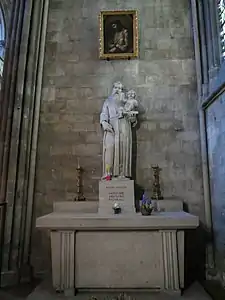 Photo de l'autel surmonté d'une statue de saint Antoine