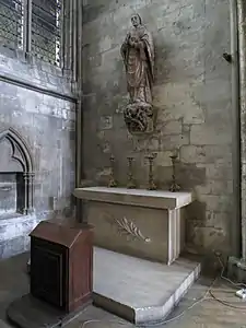 Photo de l'autel, parallélépipède avec une palme en haut-relief