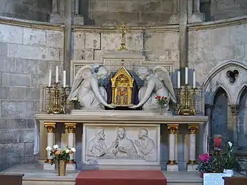 Photo de l'autel surmonté de deux anges supportant le tabernacle