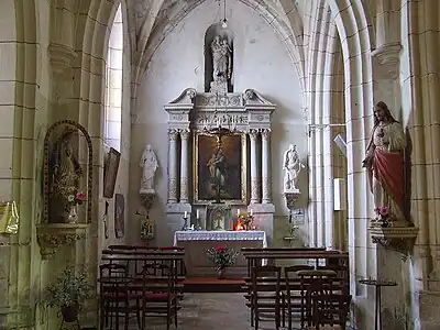 Autel du Saint-Sacrement dans la chapelle de la Vierge. À gauche de l'autel, statue de sainte Marie-Madeleine et à droite, statue de sainte Marguerite d'Antioche.