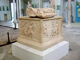 Autel dans la salle de Carthage au musée du Bardo.