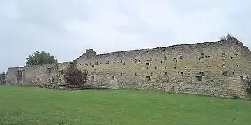 Les ruines de la ferme fortifiée.