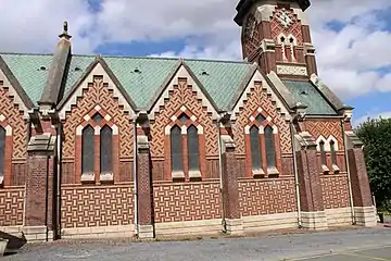 Détail de l'agencement des briques de l'église.