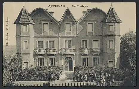 Le château : carte postale (fin XIXe-début XXe siècle).