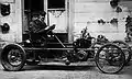 Paul Cornu et son père Jules à bord de leur voiturette ultra légère qu'ils ont conçue et construite ensemble, à Lisieux, en 1904.