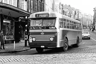 1962, autobus Brossel A94 DAR sur la ligne 7 vers l'Ile Adam débouchant de Crapaurue sur la place Verte à Verviers.