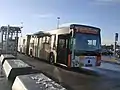 Un des nombreux autobus de la ligne 16 desservant l'aéroport.