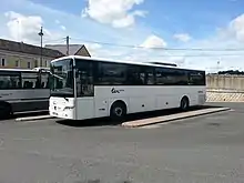 Un autocar TER Centre, de la société de transport STI Centre, à la gare routière d'Argenton-sur-Creuse (36).