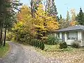 Un petit chalet en automne.