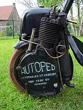 Autoped de 1919, détail roue avant et moteur avec réservoir