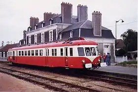 Photo d'un autorail stationnée devant une gare.