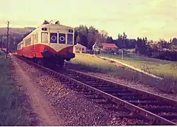 Autorail de la série X 2400 en provenance de Limoges avant son arrivée en gare de Meymac vers 1969.