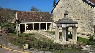 La fontaine-lavoir.