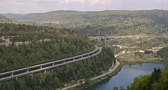 Le viaduc et le lac de Sylans.