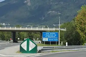 Balise J14a de modèle normal sur l'autoroute A43, Sortie 24, en Savoie.
