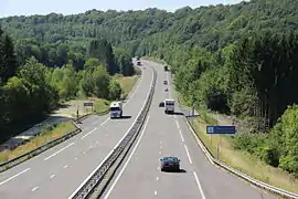 L’autoroute traverse la forêt d'Argonne à hauteur des Islettes.