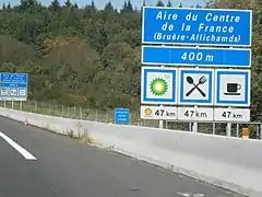 Présignalement d'une aire de services sur l'Autoroute A71 (France) près de Farges-Allichamps (Cher).