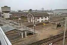 Les deux quais et leurs abris, vus de la passerelle en 2018.