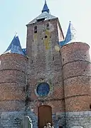 Le donjon surmonté de 2 pièces dont on voit les meurtrières.