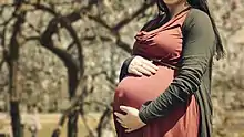 Photo de ventre d'une femme enceinte en automne