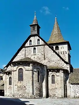 L'église et son chevet de style roman.